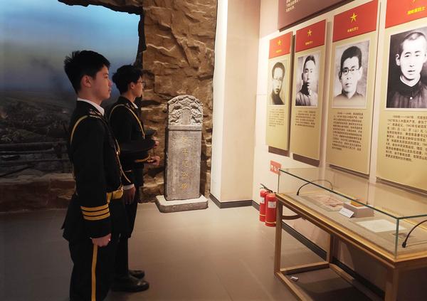 清明扫墓祭英烈 (15)